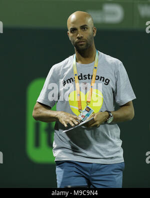 KEY BISCAYNE, Floride - le 24 mars : Angelique Marjory Stoneman Douglas de menstruations High School est directeur de tournoi avec James Blake après avoir chanté l'hymne national avec les membres de l'équipe de tennis garçons et filles et les joueurs de l'ATP et WTA dont Nick Kyrgios et Pendant Jour 6 de l'Open de Miami au Crandon Park Tennis Center le 24 mars 2018 à Key Biscayne, en Floride. Personnes : Atmosphère Banque D'Images