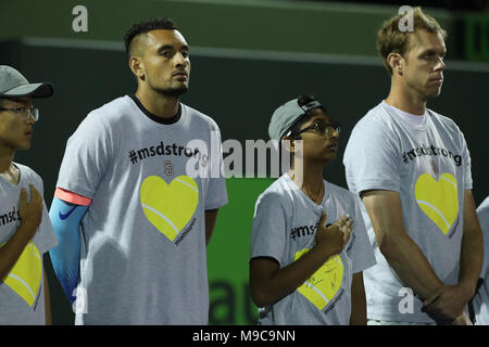 KEY BISCAYNE, Floride - le 24 mars : Angelique Marjory Stoneman Douglas de menstruations High School est directeur de tournoi avec James Blake après avoir chanté l'hymne national avec les membres de l'équipe de tennis garçons et filles et les joueurs de l'ATP et WTA dont Nick Kyrgios et Pendant Jour 6 de l'Open de Miami au Crandon Park Tennis Center le 24 mars 2018 à Key Biscayne, en Floride. Personnes : Atmosphère Banque D'Images