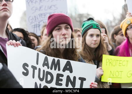 Boston, Massachusetts, USA. 24Th Mar, 2018. Un rassemblement participant réagit au discours de sœurs Beca et Leonor Muñoz au "Boston Common". Des dizaines de milliers de personnes sont venus soutenir la marche et le rassemblement à Boston Common en solidarité avec des dizaines de marches anti-violence par arme à feu ayant lieu dans l'ensemble du comté sur cette journée. Credit : Alena Kuzub/ZUMA/Alamy Fil Live News Banque D'Images