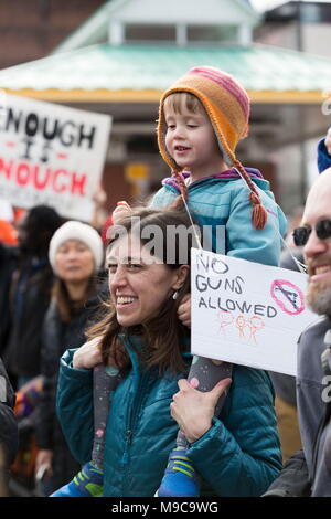 Boston, Massachusetts, USA. 24Th Mar, 2018. Les participants de la marche pour notre vie Boston promenade à travers les rues de Boston. Des dizaines de milliers de personnes sont venus soutenir la marche et le rassemblement à Boston Common en solidarité avec des dizaines de marches anti-violence par arme à feu ayant lieu dans l'ensemble du comté sur cette journée. Credit : Alena Kuzub/ZUMA/Alamy Fil Live News Banque D'Images