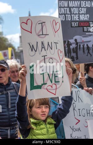 San Francisco, USA. 24 mars, 2018. Mars pour notre vie rallye et mars à appeler pour le contrôle des armes et la fin de la violence armée ; une jeune fille enfant tient une pancarte de protestation, "je veux vivre !" au cours de la marche vers le bas de la rue du marché. Shelly Rivoli/Alamy Live News Banque D'Images