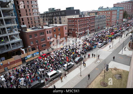 Boston, Massachusetts, USA. 24Th Mar, 2018. Des dizaines de milliers de personnes sont venus soutenir la Marche pour notre vie à Boston et le rassemblement à Boston Common en solidarité avec des dizaines de marches anti-violence par arme à feu qui ont eu lieu à travers le comté le Samedi, Mars 24, 2018. Credit : Alena Kuzub/ZUMA/Alamy Fil Live News Banque D'Images