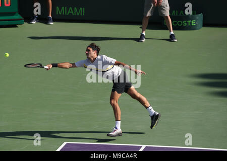 KEY BISCAYNE, Floride - le 24 mars : Roger Federer pendant jour 6 de l'Open de Miami présenté par Itau à Crandon Park Tennis Center le 24 mars 2018 à Key Biscayne, en Floride. People : Roger Federer Banque D'Images