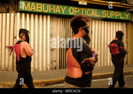 Un groupe religieux de Tondo, Manille effectuer un rituel appelé 'penitensya» où ils se fouetter avec bambou jusqu'à ce qu'ils saignent. Banque D'Images