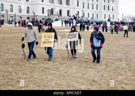 Adultes transportant de signer ou d'armes à feu 'Kids' à la 'Marche pour la Vie' à la capitale de l'État protestant contre des coups de fusil dans les écoles. St Paul Minnesota MN USA Banque D'Images