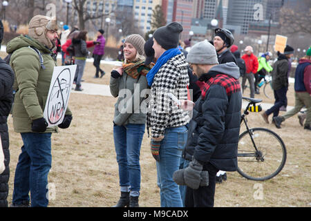 L'homme parlant de son 'non' ARN signe pour un groupe de participants à la 'Marche pour la Vie' à la capitale de l'État protestant contre des coups de fusil dans les écoles. St Paul Minnesota MN USA Banque D'Images