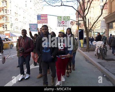 New York City, USA. 24 mars, 2018. Des milliers de manifestants manifestation et une marche contre la violence armée et à l'appui de lois plus sévères sur les armes à feu dans la ville de New York, USA. Credit : Ethel Wolvovitz/Alamy Live News Banque D'Images