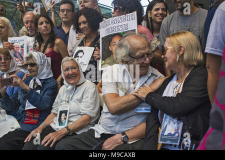 Buenos Aires, capitale fédérale, l'Argentine. 24Th Mar, 2018. Le 24 mars 1976, la part d'officiers supérieurs des Forces armées argentines ont pris le pouvoir par un coup d'état et renversèrent le gouvernement constitutionnel d'Isabel PerÃ³n, lancement d'un civic-dictature militaire qui a duré jusqu'en 1983. 42 ans après le dernier coup d'état, le peuple argentin a pris la rue pour commémorer et garder vivante dans la mémoire sociale les tristes événements produits dans la dernière dictature militaire. Dans l'image sont des représentants des Mères de Plaza de Mayo, Adolfo Perez Esquivel, prix Nobel de la paix (1980) et Cre Banque D'Images