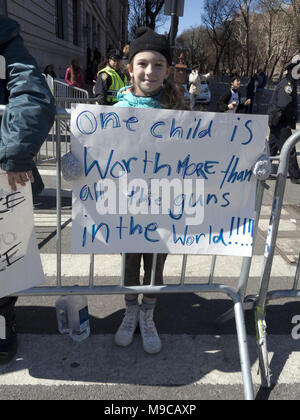 New York City, USA. 24 mars, 2018. Des milliers de manifestants manifestation et une marche contre la violence armée et à l'appui de lois plus sévères sur les armes à feu dans la ville de New York, USA. Credit : Ethel Wolvovitz/Alamy Live News Banque D'Images