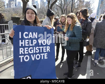 New York, États-Unis. 24th mars 2018. Une jeune femme enregistre de jeunes électeurs en mars pour notre vie.des milliers de manifestants se rassemblent et ont défilé contre la violence par armes à feu et en faveur d'une législation plus stricte sur les armes à feu à New York, aux États-Unis. Crédit : Ethel Wolvovitz/Alay Live News Banque D'Images