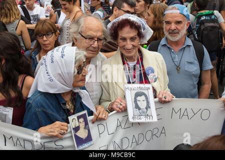 Buenos Aires, Argentine, 24 mars 2018. Les mères de la Plaza de Mayo" par Adolfo Perez Esquivel, prix Nobel de la paix (1980) lors de la "Journée nationale de commémoration de la vérité et de la justice" - Crédit : Nicholas Tinelli / Alamy Live News Banque D'Images