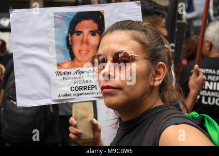 Buenos Aires, Argentine, 24 mars 2018. Des centaines de milliers de personnes commémorent la "Journée nationale de commémoration pour la Vérité et Justice" sur la Plaza de Mayo - Crédit : Nicholas Tinelli / Alamy Live News Banque D'Images