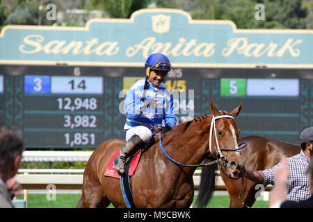 Arcadia, Californie, USA. 24Th Mar, 2018. Les courses de chevaux - Jockey COREY A. NAKATANI sur ARC-EN-CIEL haut de SQUALL célébrant la victoire dans la 7e course à Santa Anita Race Track, Arcadia, Californie, USA, le 24 mars 2018.Image Crédit cr Scott Mitchell/ZUMA Press Crédit : Scott Mitchell/ZUMA/Alamy Fil Live News Banque D'Images