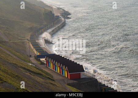 Whitby, North Yorkshire, Angleterre, Royaume-Uni - Mai 08, 2016 : cabines de plage près de la plage de West Cliff Banque D'Images