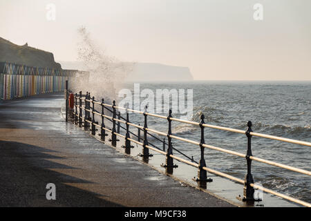 Whitby, North Yorkshire, Angleterre, Royaume-Uni - Mai 08, 2016 : cabines de plage près de la plage de West Cliff Banque D'Images