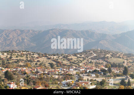 Chypre, Lefkara, vue sur le village de Lefkara dans les collines au-delà. Lefkara est réputé pour sa dentelle appelé lefkaritika et l'argent de l'artisanat. Banque D'Images