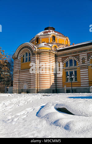 Le bâtiment des bains minéraux publics Sofia conçu dans le style de la Sécession viennoise. Ici, il est couvert de neige hivernale Banque D'Images