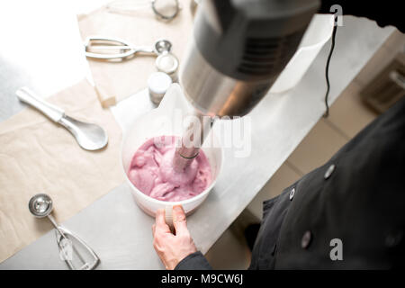 Le lait de mélange pour crème glacée aux fruits rouges Banque D'Images