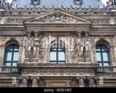 Détail de la façade de l'un des bâtiments entourant la cour intérieure du musée du Louvre, Paris, France. Banque D'Images