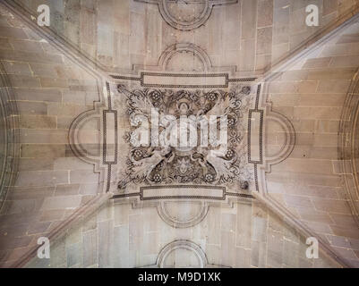 Plafond décoré des porches entourant la cour intérieure du musée du Louvre, Paris, France. Banque D'Images