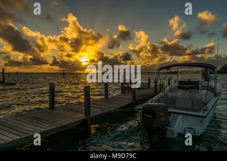 Tôt le matin, lever du soleil des Bahamas à haut contraste de couleurs splendides ciel avec nuages colorés Banque D'Images
