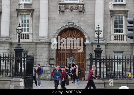 Dublin, Irlande - 18 Février 2018 : les gens à Trinity College, à Dublin, Irlande le 18 février 2018 c'est la plus grande université de Dublin et l'ensemble de l'Irlande. Banque D'Images