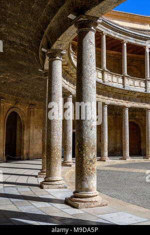 Cour circulaire du Palais de Charles Quint (Palacio de Carlos V - La Alhambra). Banque D'Images