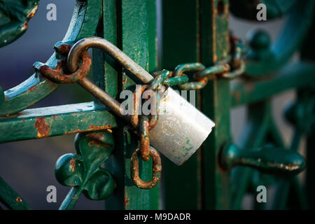 Un cadenas sur la porte d'un cimetière à Indianapolis, Indiana. Banque D'Images