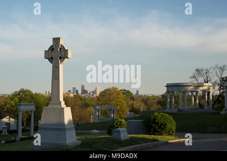 Crown Hill Cemetery est le plus haut point de Indianapolis, Indiana, USA, en vue de l'horizon et le centre-ville. Banque D'Images