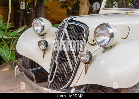 White 1934 Citroen Traction Avant, Siem Reap, Cambodge Banque D'Images