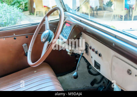 Intérieur d'une Citroen Traction Avant 1934, Siem Reap, Cambodge Banque D'Images