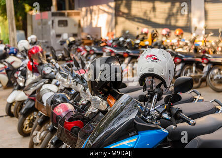 Avec des casques scooters en stationnement sur une rue à Siem Reap, Cambodge Banque D'Images