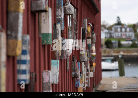 Les bouées de homard accroché sur le motif historique n° 1 dans le port de la ville côtière de Rockport, Massachusetts. Banque D'Images