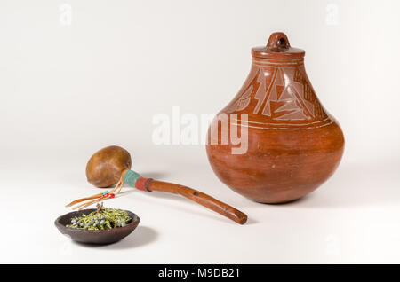 Native American grand pot en argile avec Rawhide Hochet chamanique et plat de sauge et d'autres herbes de guérison Banque D'Images