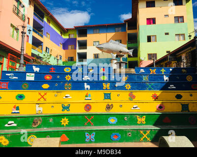 Guatape, Colombie - février 2018 : rues colorées et des maisons de la ville de Guatape près de Medellin, Antioquia, Colombie Banque D'Images