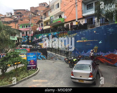 Medellin, Colombie - février 2018:l'écriture Graffiti peintures murales dans les rues colorées de la Comuna 13 à Medellin, Colombie. Banque D'Images