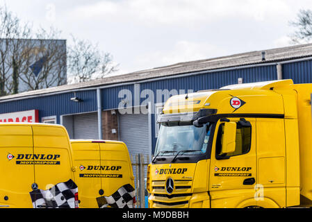 Daventry UK 13 Mars 2018 : Dunlop Motorsport Logo sur camions et camionnettes garées en Marches Industrial Estate Banque D'Images