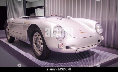 STUTTGART, ALLEMAGNE, LE 7 AVRIL 2017 : argent1955 Porsche 550 Spyder 'James Dean' dans le musée Porsche Banque D'Images