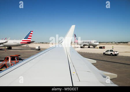 Vue depuis un avion d'American Airlines la préparation pour le départ à l'aéroport de Miami, Floride Banque D'Images