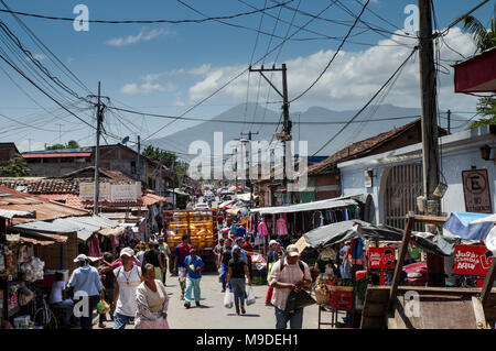 Le quartier animé du marché municipal avec en arrière-plan le volcan Mombacho à Granada, Nicaragua Banque D'Images