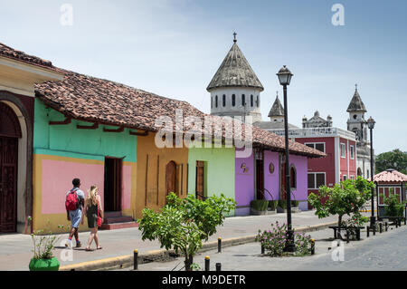 Deux visites dans la ville coloniale de Granada colorés au Nicaragua, Iglesia de église Guadalupe sur la droite Banque D'Images