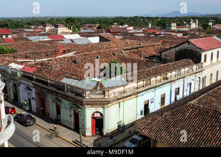 Vue de Grenade depuis le clocher de l'Iglesia La Merced avec volcan Concepcion visible sur l'horizon - Nicaragua, Amérique Centrale Banque D'Images