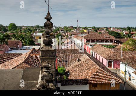 Toits en terre cuite et ses rues colorées de Grenade vue depuis le clocher de l'Iglesia La Merced church - Nicaragua, Amérique Centrale Banque D'Images