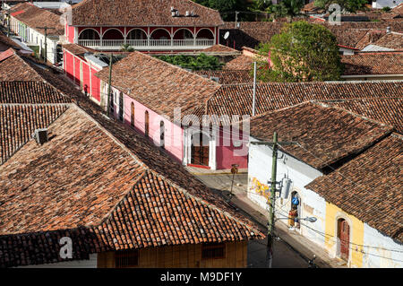 Toits en terre cuite et ses rues colorées de Grenade vue depuis le clocher de l'Iglesia La Merced church - Nicaragua, Amérique Centrale Banque D'Images