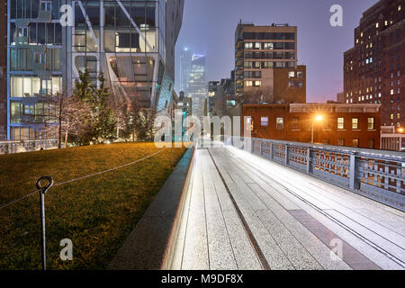 La Highline à Chelsea de nuit un jour de pluie en hiver. Manhattan, New York City Banque D'Images