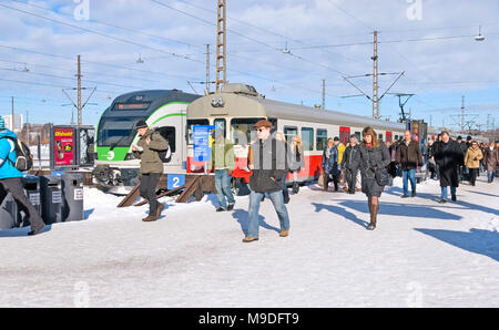 HELSINKI, FINLANDE - le 13 mars 2010 : La gare centrale. Les gens marchent le long de la plate-forme près du train de banlieue Banque D'Images