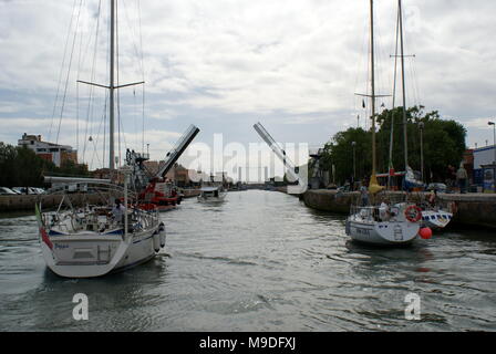 L'approche de bateaux, pont de levage, canal, Fiumicino, Italie Banque D'Images