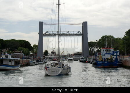 Le transit du canal disponibles Fiumicino approchant le soulèvement vertical road bridge, Fiumicino, Italie Banque D'Images