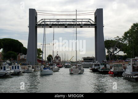 Le transit du canal disponibles Fiumicino approchant le soulèvement vertical road bridge, Fiumicino, Italie Banque D'Images