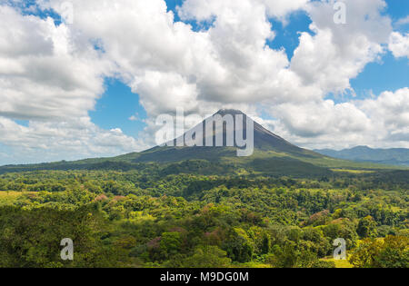 Paysage de la forêt tropicale et sa verrière de l'Arenal Volcano active un jour d'été près de La Fortuna, Costa Rica, Amérique centrale. Banque D'Images